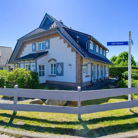 Gutshofhaeuser - Haushaelfte 1 * Sellin (Rugen)